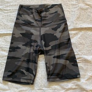 Aerie Camo Biker Shorts Size Small
